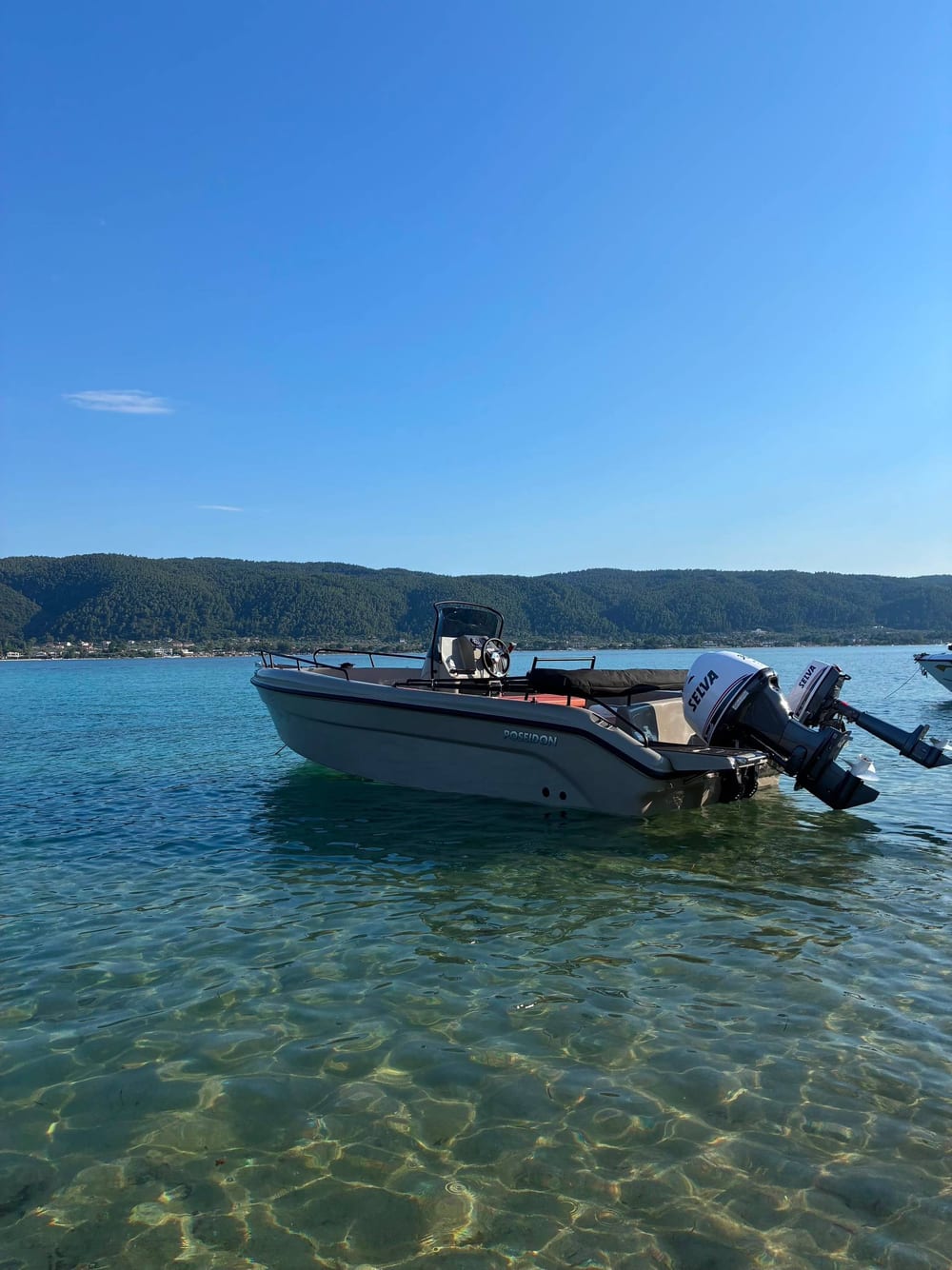 Poseidon Blue Water 185 στα κρυστάλλινα νερά της Βουρβουρού